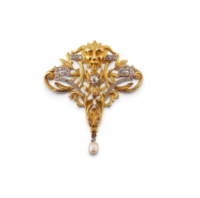 une broche ancienne ornée de diamants et de perles