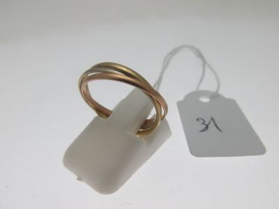 une bague posée à côté d'une étiquette sur une table