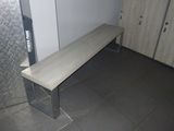 un banc qui se trouve dans un coin de la pièce