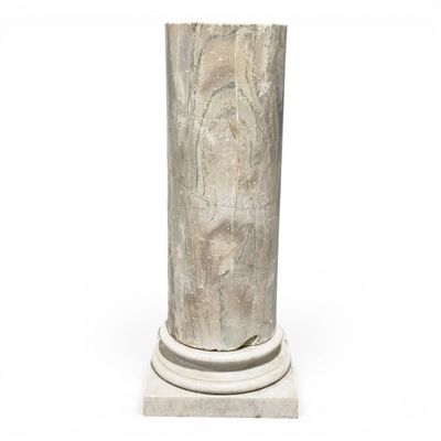 une colonne en marbre blanc ornée d'un motif sculpté