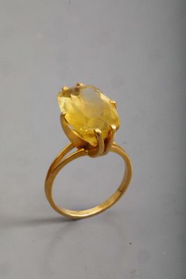 Bague en or jaune 750 millièmes ornée d'une citrine taillée …