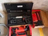 une boîte d'outils posée sur le sol à côté d'une boîte d'outils