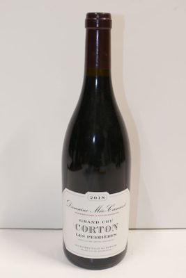 une bouteille de vin posée sur une table