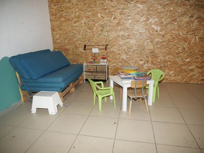 coin enfants composé d'une marchande, une table basse , quat…