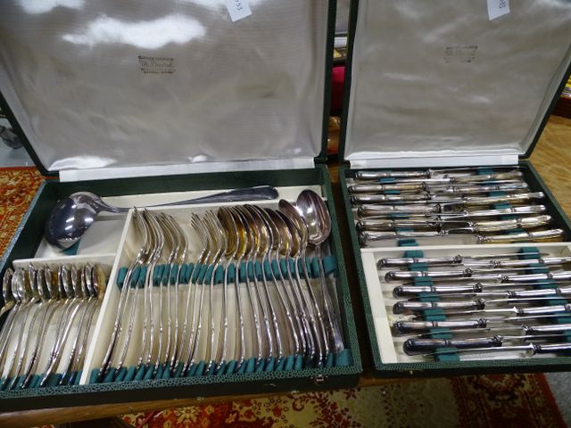 BOUREL. Ménagère en métal argenté en coffret et coffret de coutea...