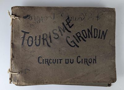 un vieux livre écrit posé sur une table