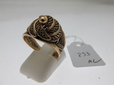 l'image d'une bague en or ornée d'une pierre noire