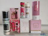 tout un tas de produits de beauté posés sur une table