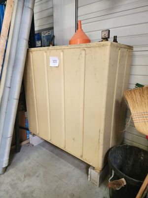 une photo d'un meuble de rangement dans un garage