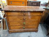 une commode en bois avec un plateau en marbre