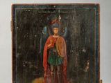 un vieux tableau représentant un homme avec une cape rouge et un manteau rouge