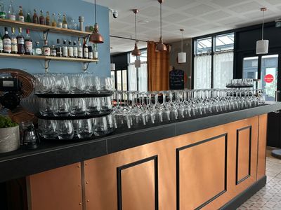 un bar sur lequel sont posés de nombreux verres à vin