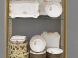 une vitrine en verre contenant des assiettes et des bols