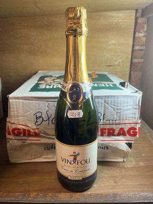 une bouteille de vin posée sur une table
