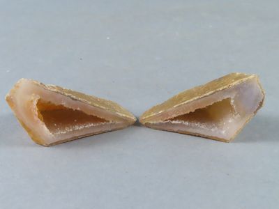deux morceaux de nourriture coupés en deux, posés sur une table