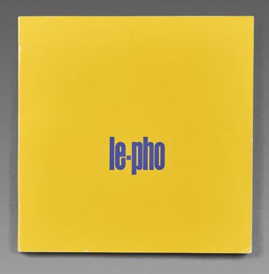 un livre jaune sur lequel est écrit « le pho »