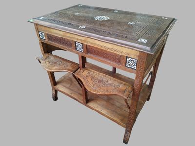 une table en bois avec une étagère et une chaise
