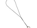 collier en cuir noir avec un pendentif circulaire en argent, monté sur un cordon noir