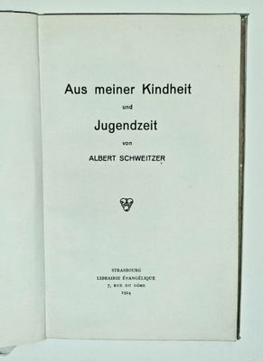 un livre ouvert sur lequel figure une image en noir et blanc