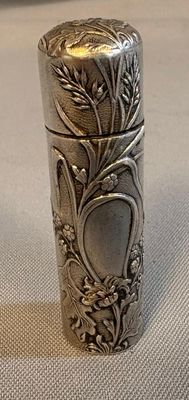 un briquet en argent posé sur une table