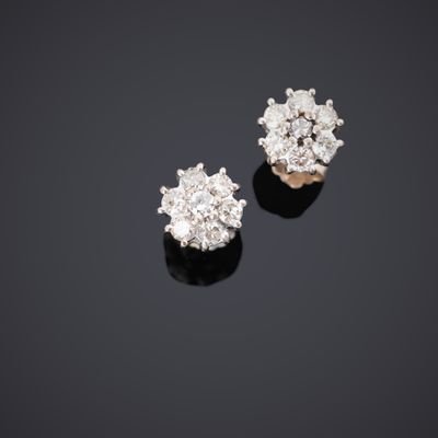 une paire de boucles d'oreilles en grappe de diamants