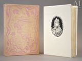 un vieux livre avec l'image d'une femme en robe et un livre avec l'image d'une femme en robe
