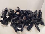 une pile de chaussures noires posées sur une surface blanche