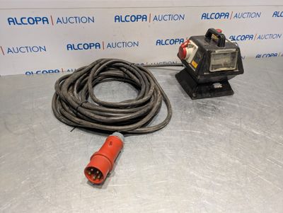 un gros plan d'un cordon branché à un appareil électrique posé sur une table