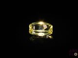gros plan d'un diamant jaune sur une surface noire
