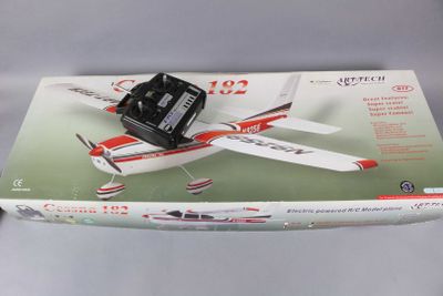 un petit avion en jouet qui se trouve dans la boîte posée sur la table