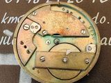 un gros plan d'une horloge dessinée sur une feuille de papier