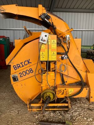 l'arrière d'une machine qui est posée dans la terre