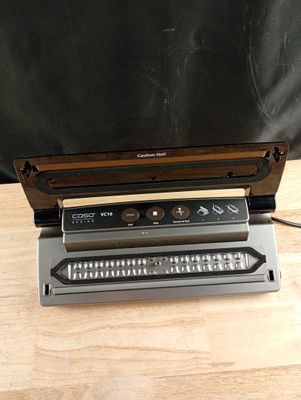 un petit appareil électronique posé sur une table