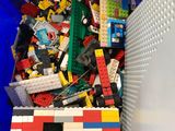 un bac bleu rempli de Lego et d'autres jouets