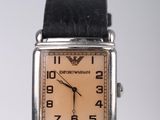 une photo d'une montre-bracelet au cadran marron