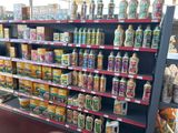 de nombreux types de produits différents dans les rayons du magasin
