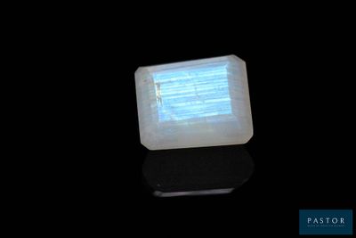 une image représentant une pierre blanche carrée d'où émane une lumière bleue