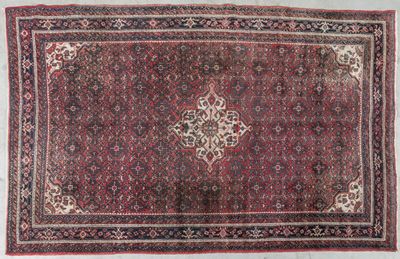 un tapis rouge et noir orné d'un médaillon