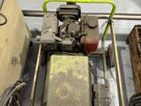 une machine posée sur le sol à côté d'une boîte