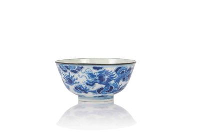 bol en porcelaine bleue et blanche orné d'un motif de dragon sur le bord