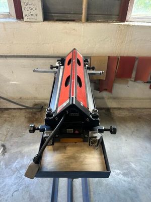 a machine that is sitting on a table in a room