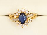 une photo d'une bague en saphir et diamants