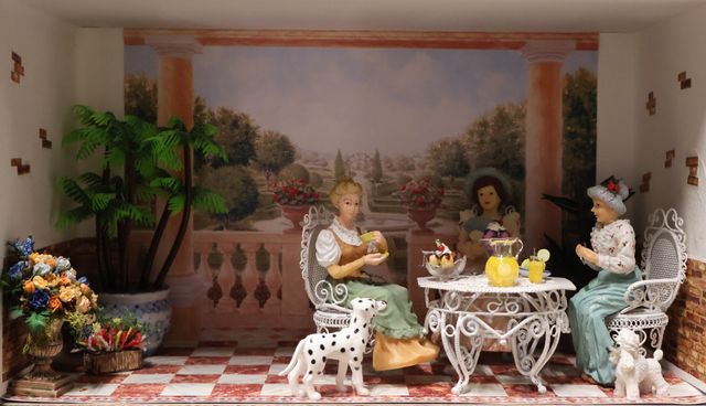 Diorama. Composition miniature, dans une vitrine en bois, vitre e...