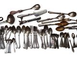 de nombreux types d'argenterie et de cuillères sur la table
