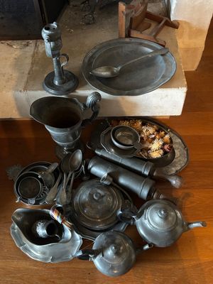 un tas de vieux objets métalliques par terre