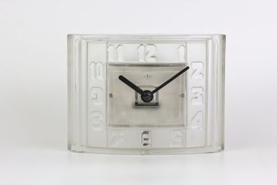 une horloge transparente avec des aiguilles noires sur un fond blanc