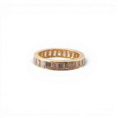 gros plan d'une bague en or sur fond blanc