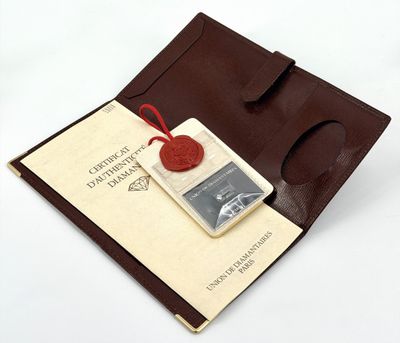 un portefeuille en cuir marron contenant un porte-cartes et un livre