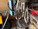 une machine posée sur une palette dans un garage