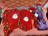 une valise contenant quelques vêtements et une peluche
